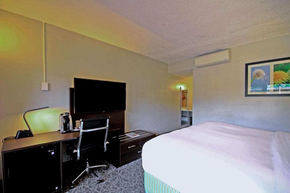King Room - Non-Smoking interior